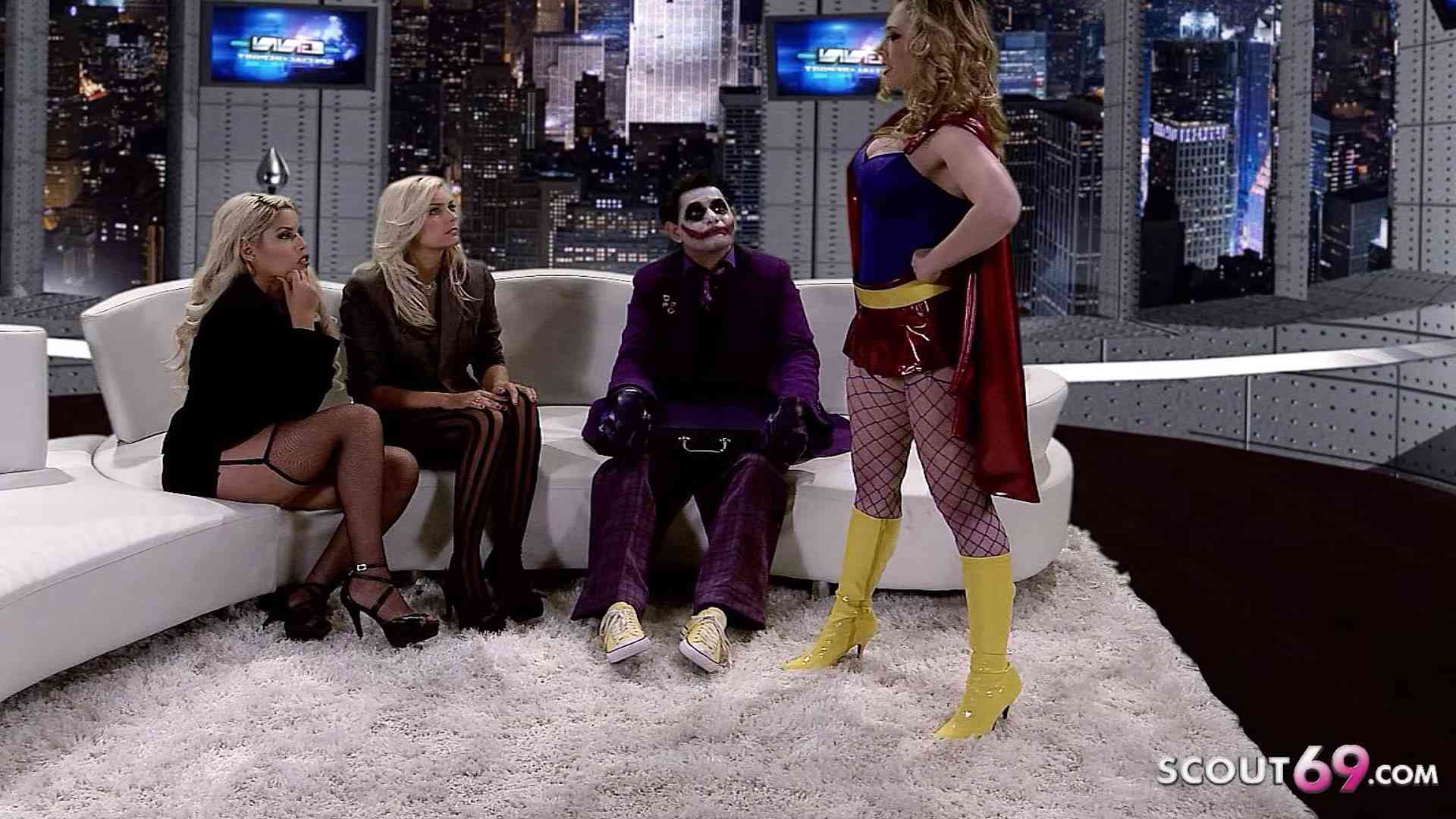 2 Sexbomben beim Gruppensex mit 1 Typen in Joker Porno Parodie