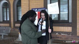 Helferin fickt Fluechtling auf Bahnhofsklo