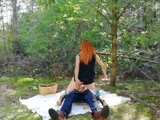 Rothaariges Teen erwischt und gefickt im Wald