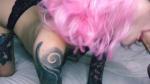Tiefer Blowjob von schlanken Teen mit pinken Haaren