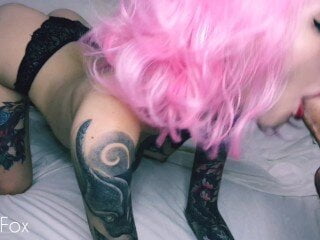 Tiefer Blowjob von schlanken Teen mit pinken Haaren