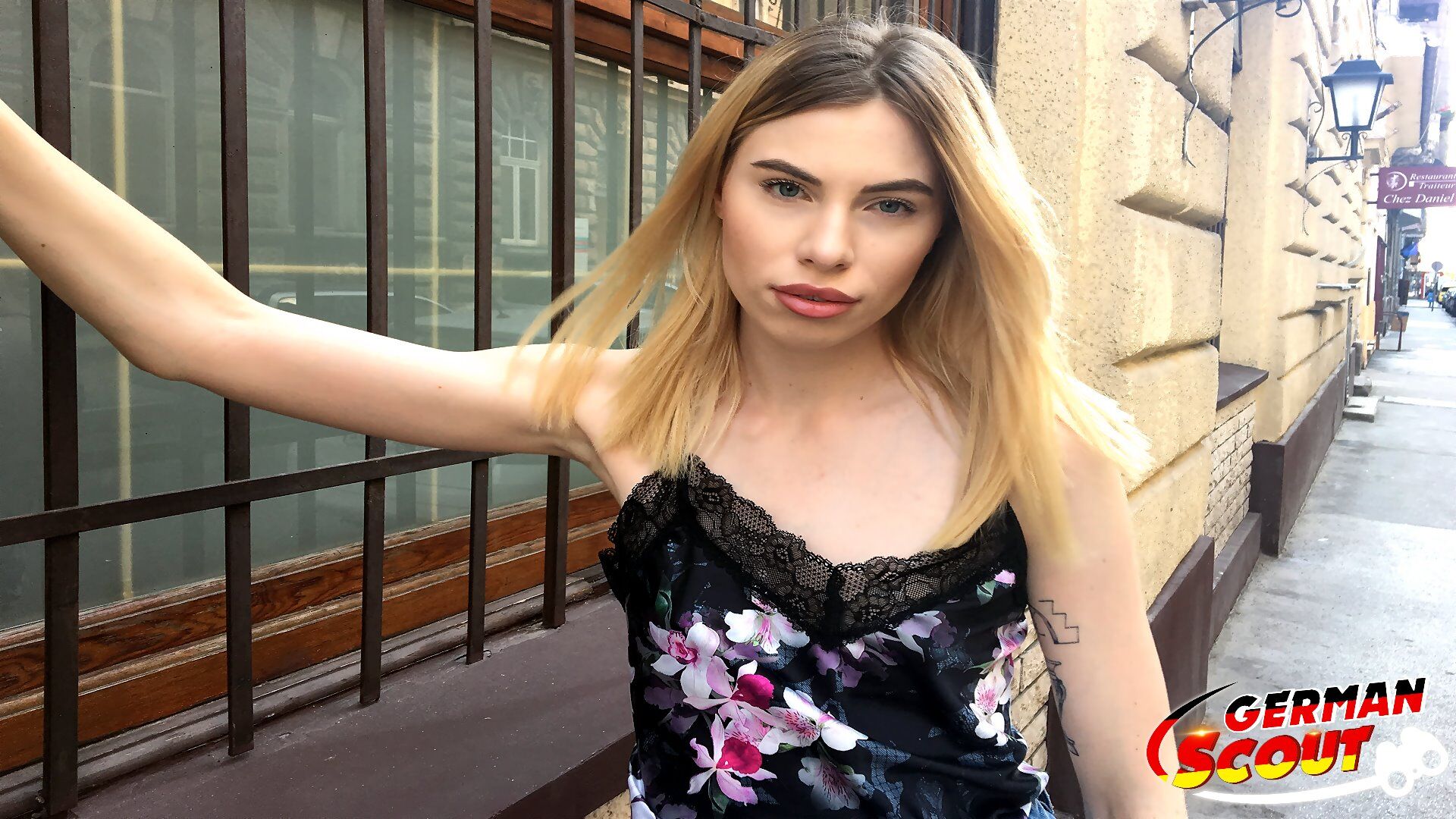 GERMAN SCOUT – Schlankes Teen Melina in den Arsch gefickt bei Straßen Casting