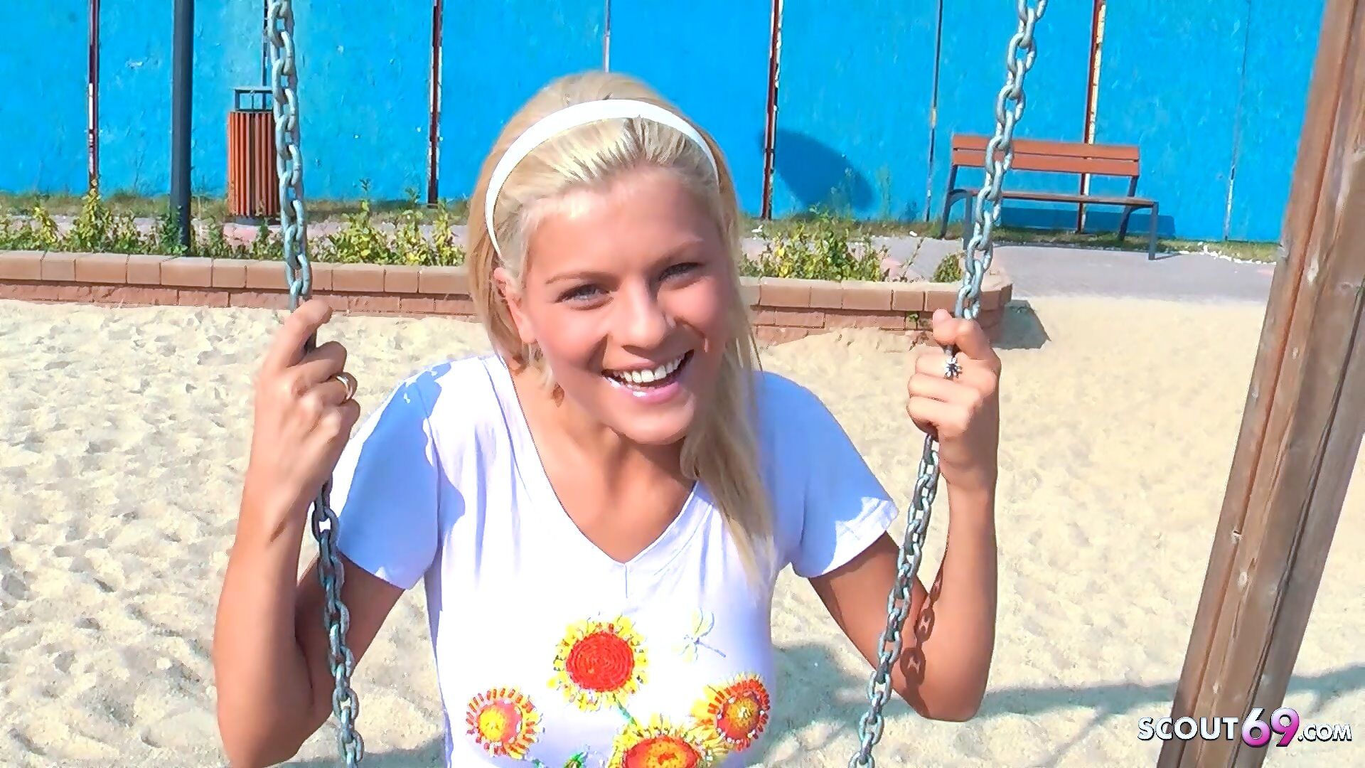 Schlankes 18 Jahre junges Girl Jasmine abgeschleppt im Urlaub und knallhart im Hotel gefickt