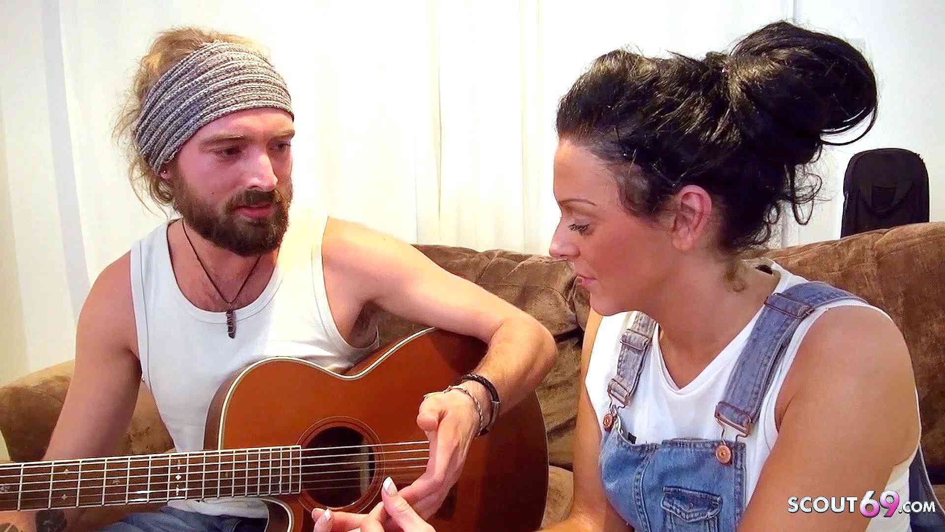 Sexy MILF Less Scotland fickt mit dem Stecher ihrer Tochter
