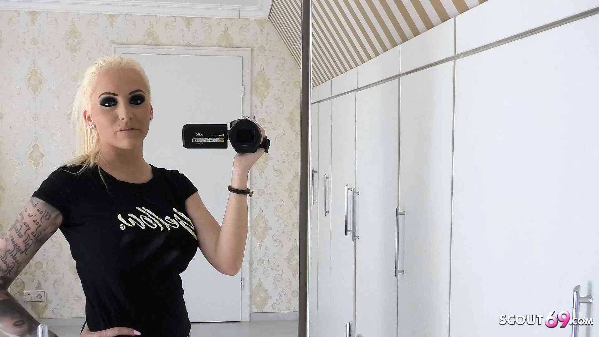 Schlanke deutsche Sexbombe Tini schenkt dir einen versauten Dirty Talk mit ihren Füßen
