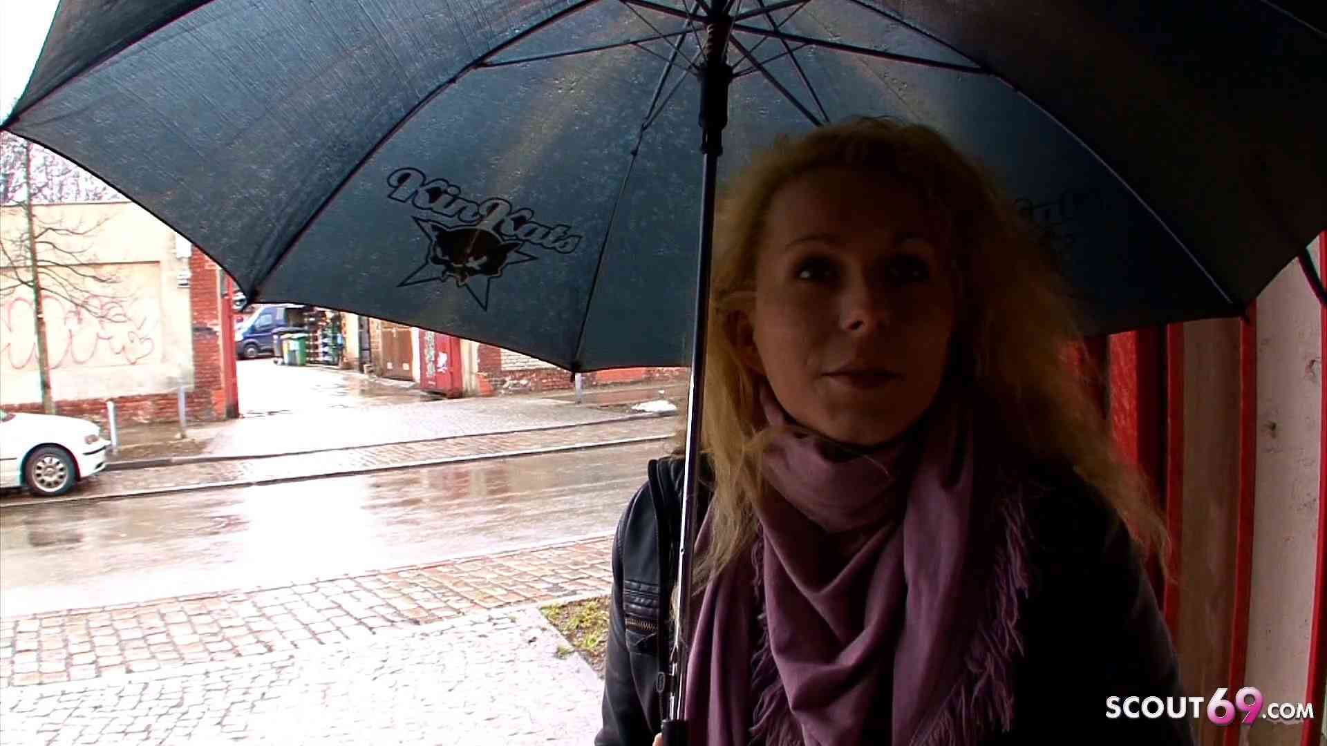 Deutsche Hausfrau spontan auf dem Weg nach Hause zum Porno Casting überredet