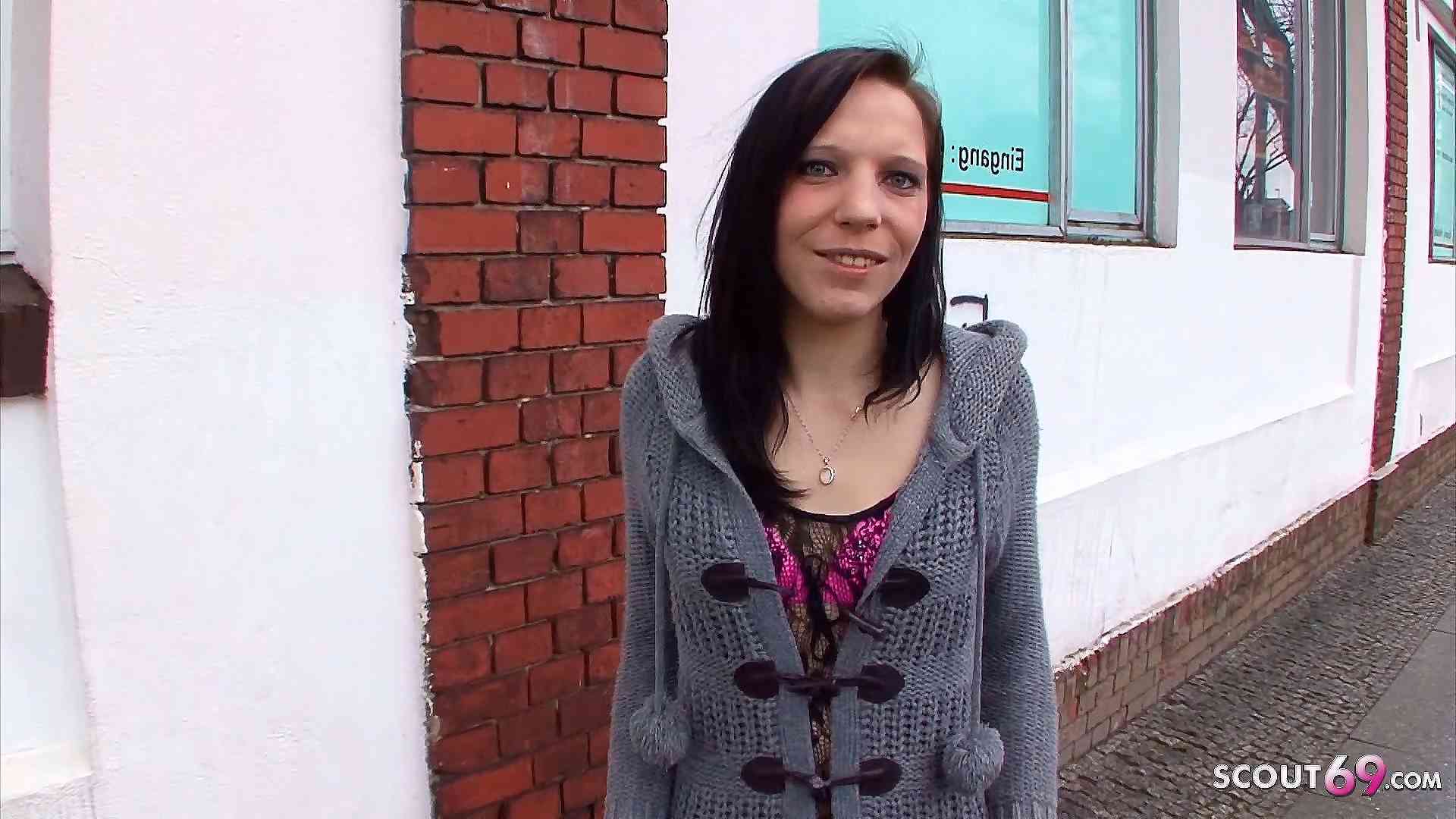 Dünne Studentin auf der Straße von alten Sack zum Porno Dreh überredet