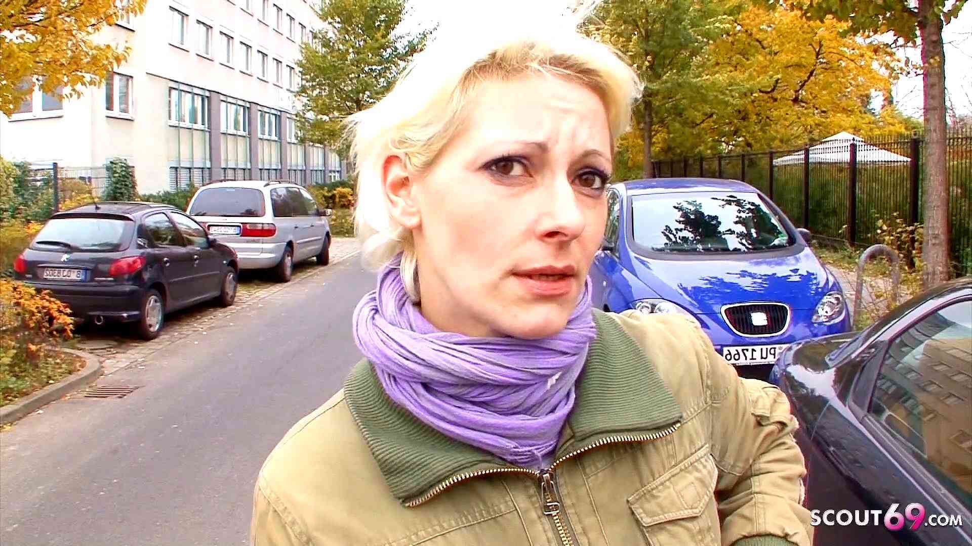 Blonde ungefickte Ehefrau im Ruhrgebiet abgeschleppt für ersten Porno Dreh