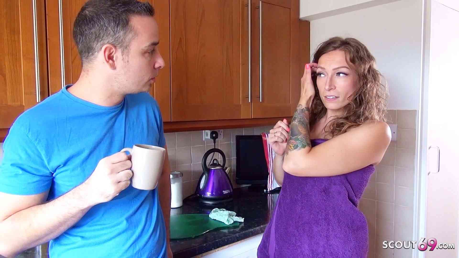 Große Schwester zeigt Stief Bruder ihre Unterwäsche und fickt ihn in der Küche