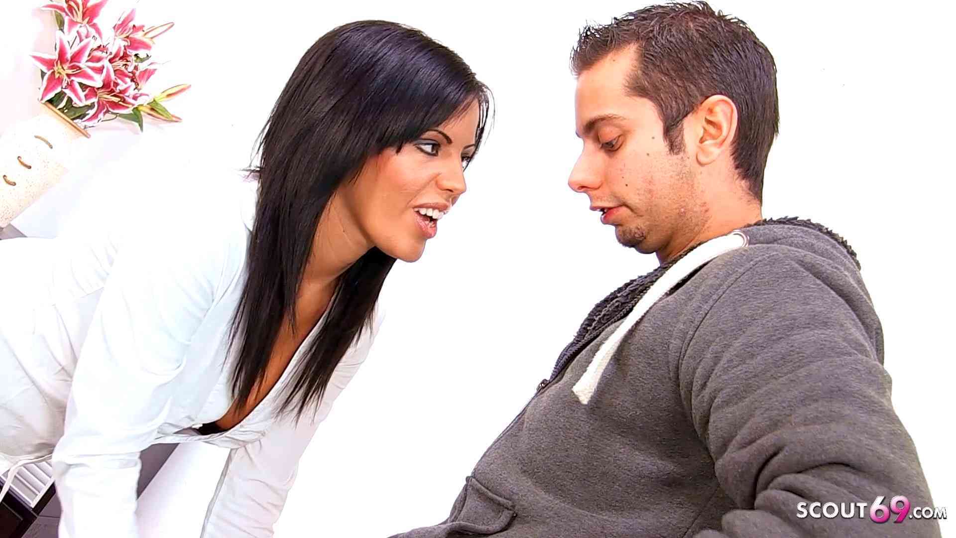 Reife Schulleiterin mit perfektem Körper treibt es mit Jungspund