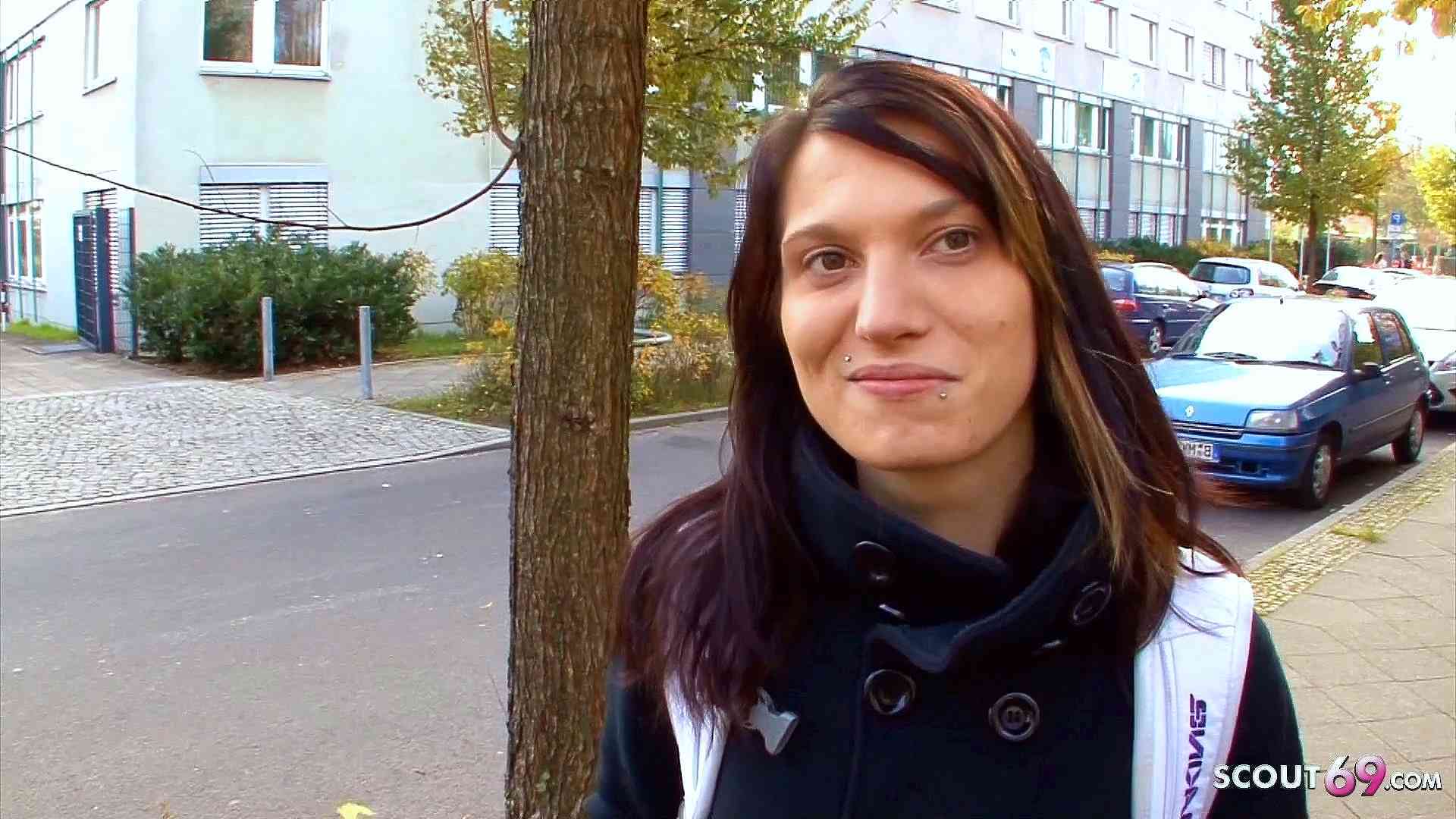 Super schlankes Mädchen aus Bochum auf der Straße abgeschleppt und vor der Kamera gefickt