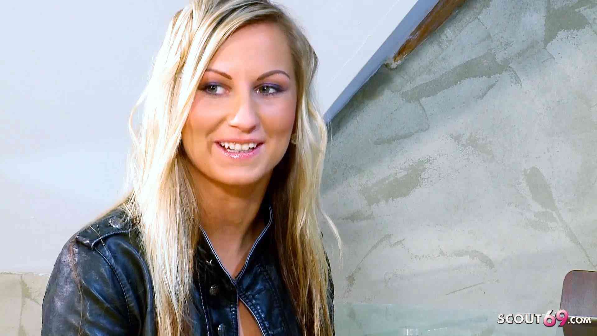 Extrem schlanke Schülerin beim Porno Casting das erste Mal gevögelt