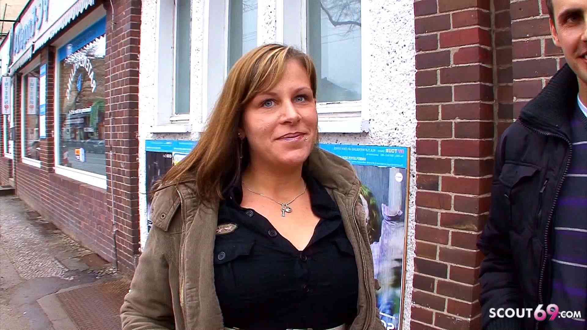 Reife deutsche Hausfrau auf dem Weg nach Hause zum Porno Dreh überredet