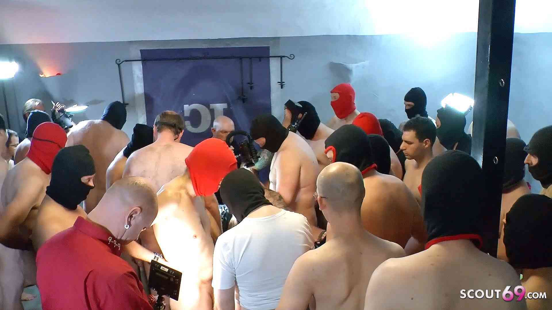 Zwei deutsche Schlampen bei Gruppensex Treffen die Muschis besamt