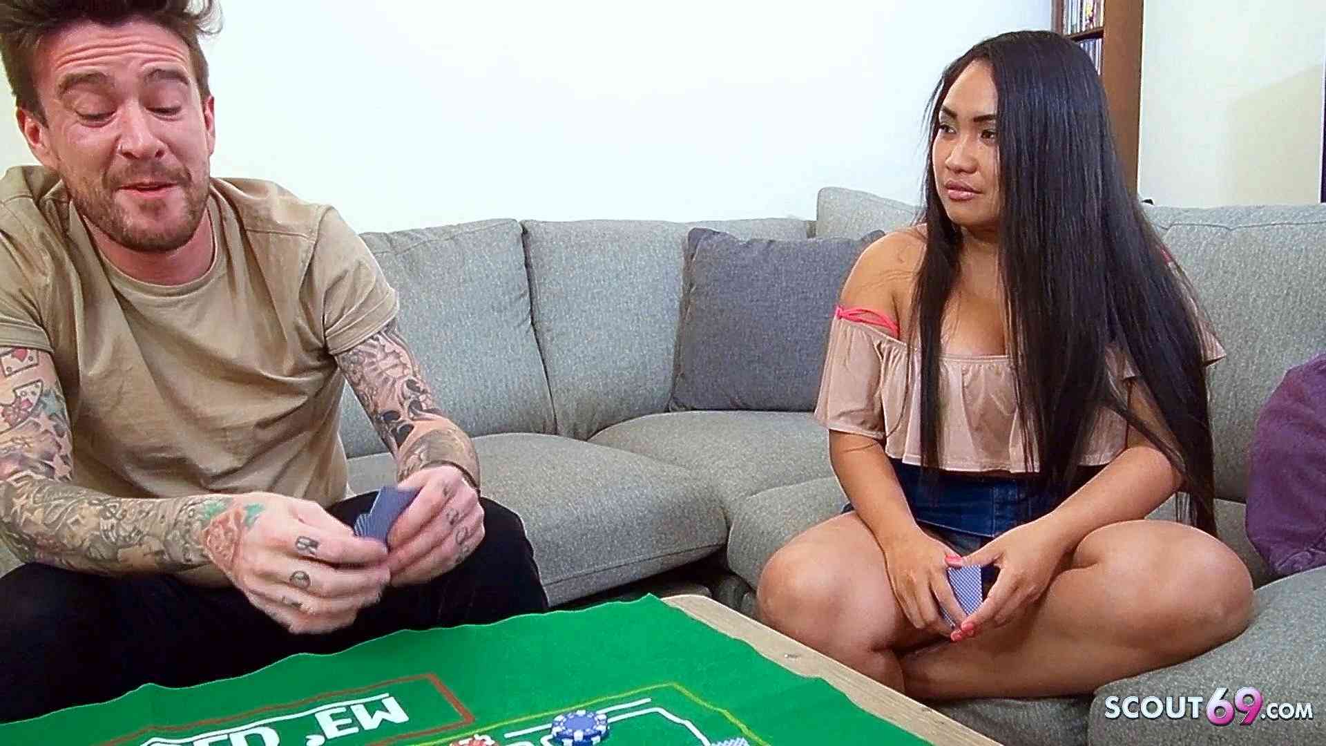 Jungspund treibt es heimlich mit der Asia Studentin mit den großen Naturtitten