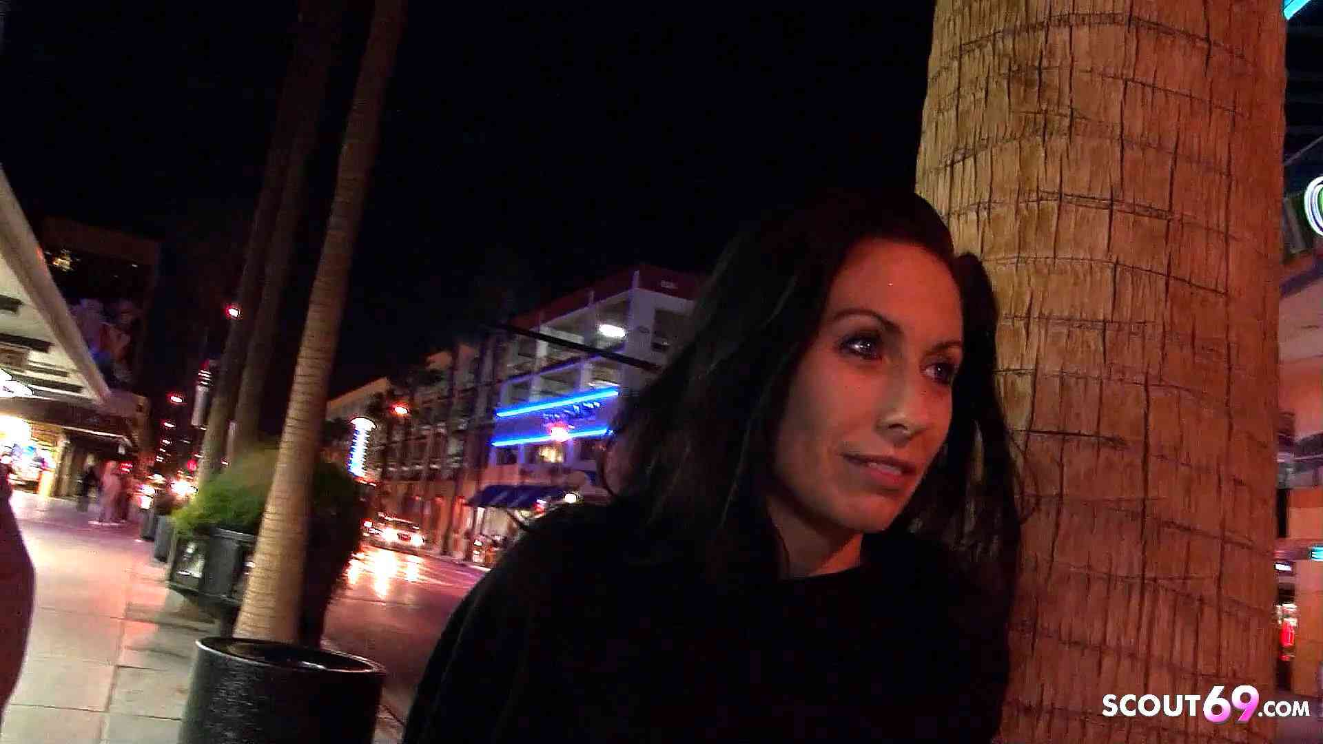 Geile MILF auf der Straße angesprochen und schnell zum Sex mitgenommen