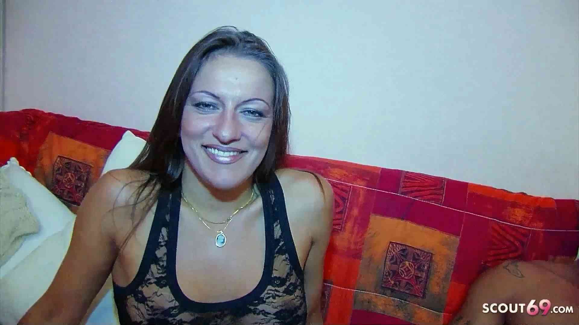 Geile Studentin von Typen mit großen Schwanz nach Uni Party in den Arsch gefickt