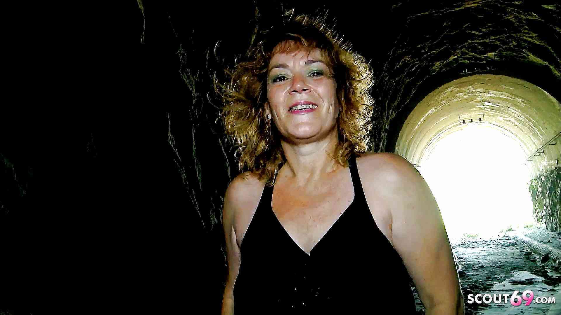 Alte reife Frau verliert Wette und fickt mit fremden Typen am FKK Strand