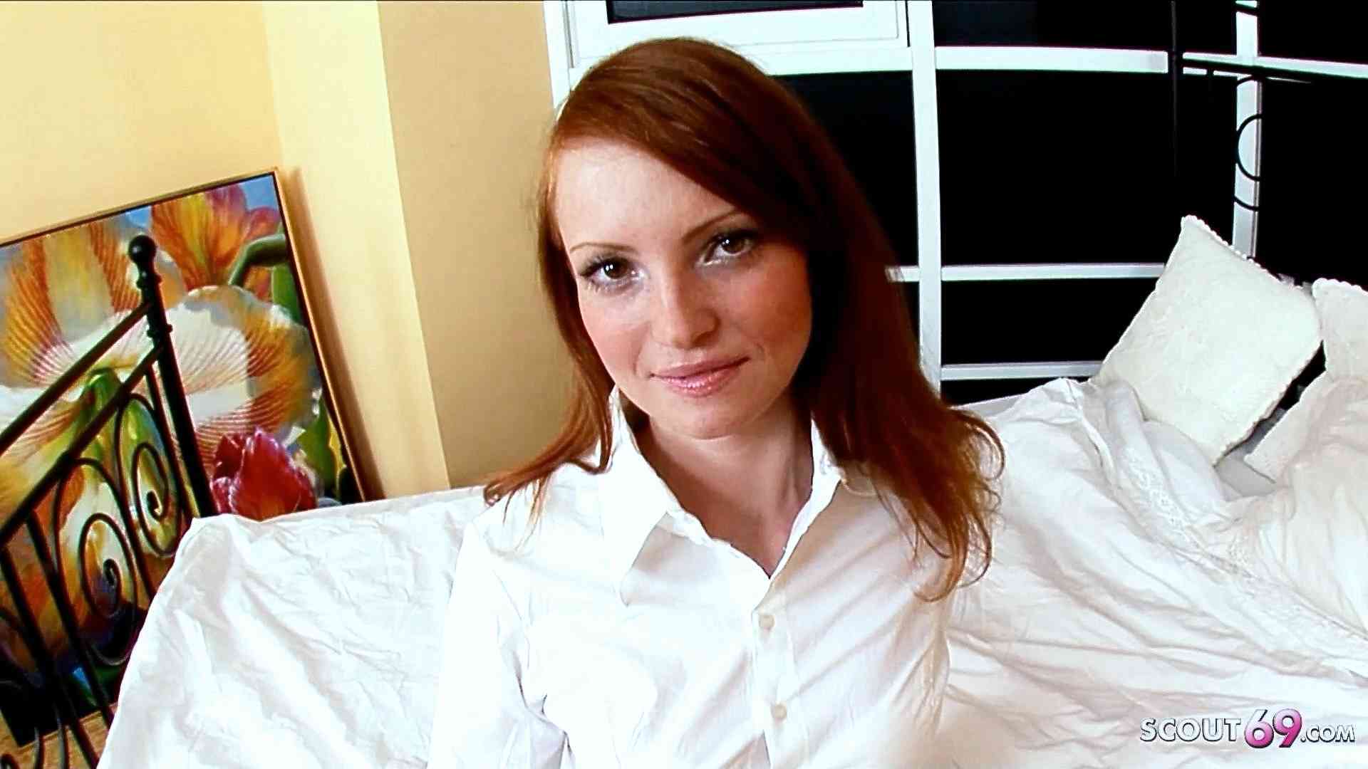 Rothaariges Teen Kate mit Sommersprossen in den engen Arsch gefickt