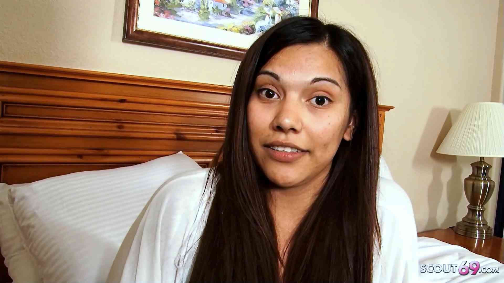 Reife Latina Ehefrau zum Fremdsex mit Nerd im Hotel überredet