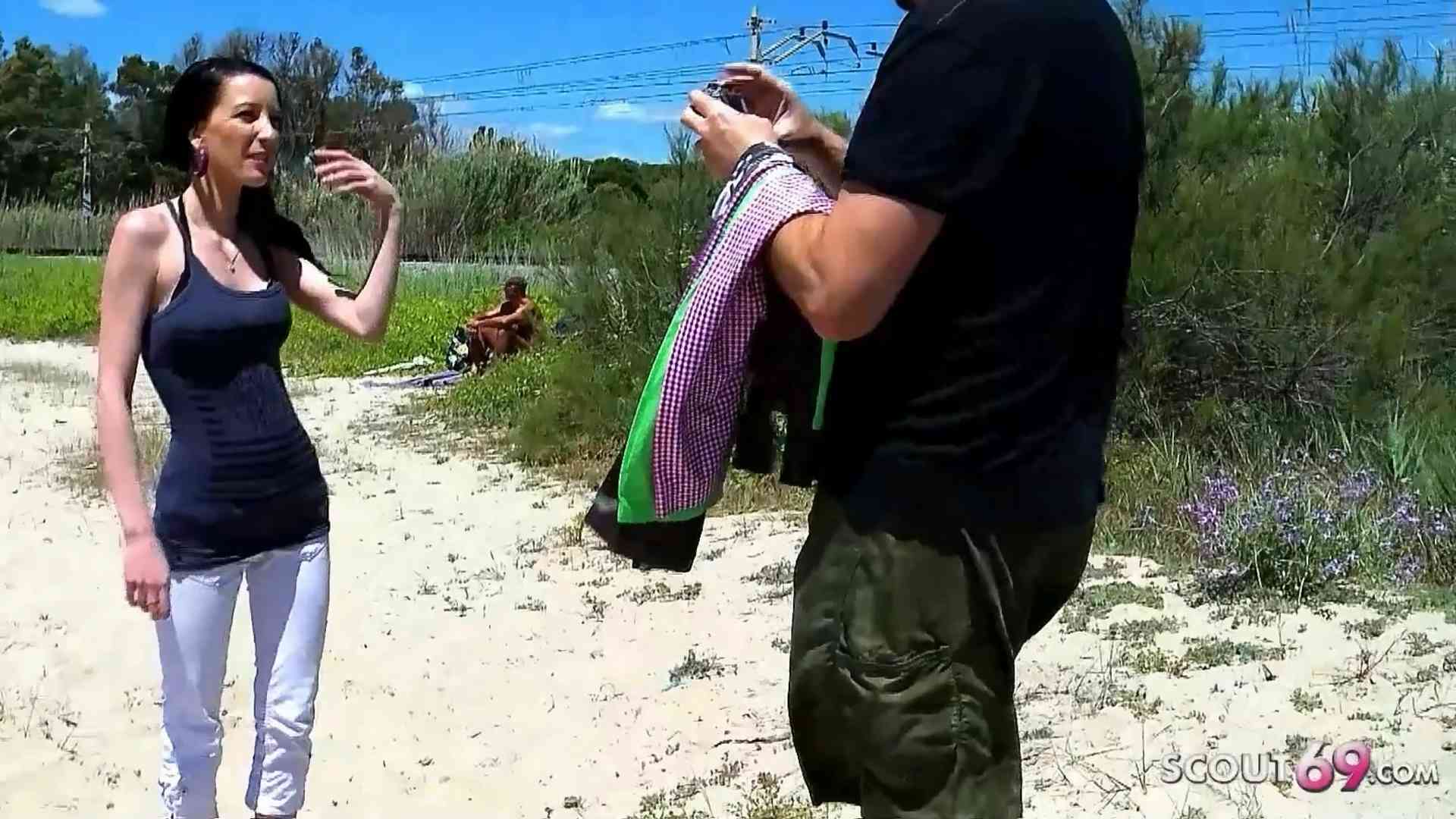 Erster Anal Sex direkt am Strand – Schlankes Latina Teen von alten Typen abgeschleppt