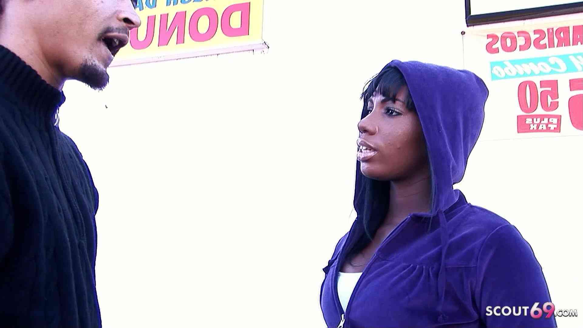 Schwarze Studentin Mahlia Milian beim Nebenjob zum Porno Casting überredet