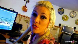 Blondes Teen Milky guckt ihren eigenen Anal Sex Porno und sagt ihre Meinung Porno kostenlos XNXX Deutsch