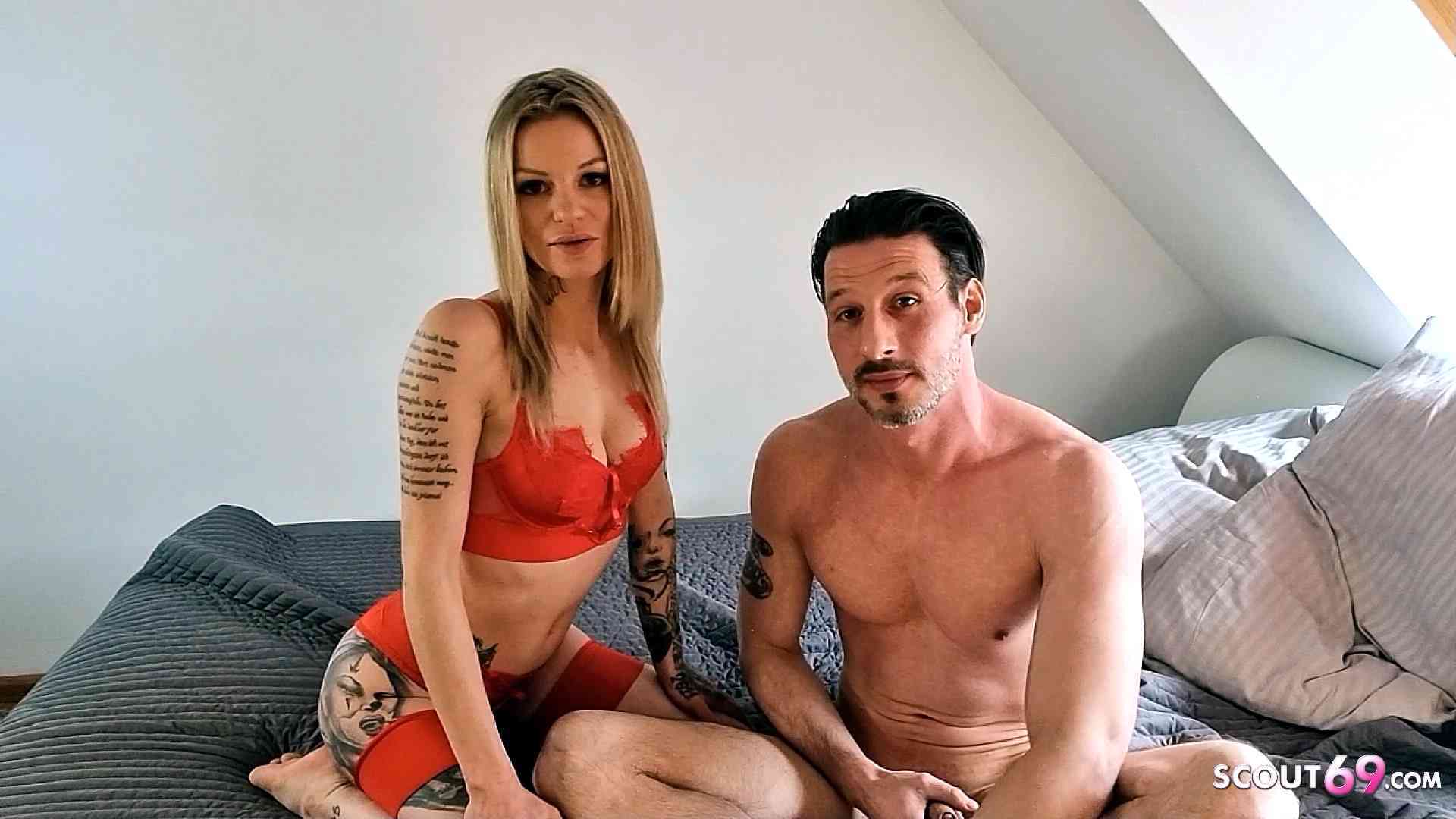 Schlankes deutsches Teen KairaKampen bei echten Amateur Sex Foto