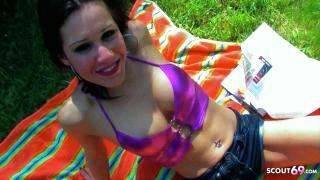 Harter Outdoor Arschfick für geile Studentin beim Sonnen mit fremden Typen Porno kostenlos XNXX Deutsch