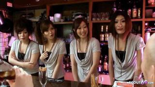 Swinger Sex Orgie in japanischer Bar mit schlanken Kellnerinnen Porno kostenlos
