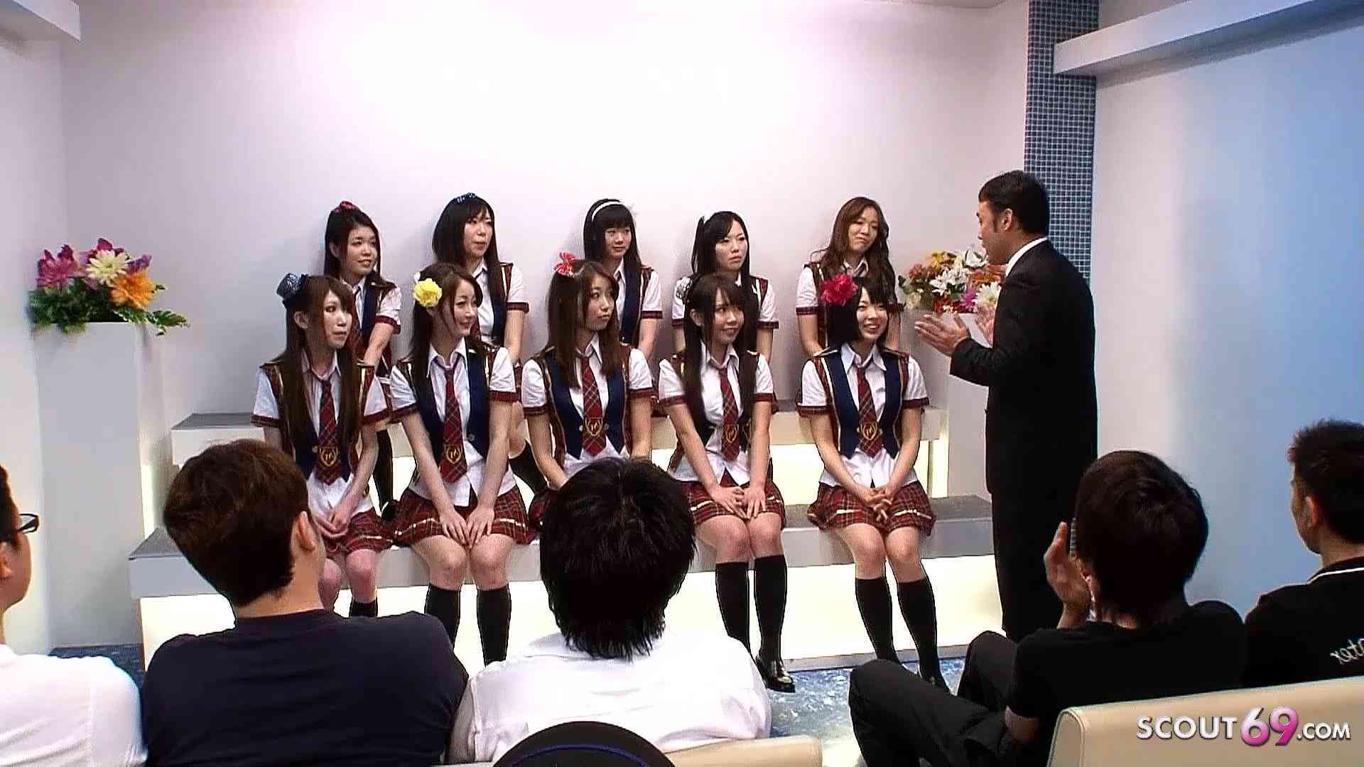 Unzensierte Japanische Porno Orgie mit 10 Teens