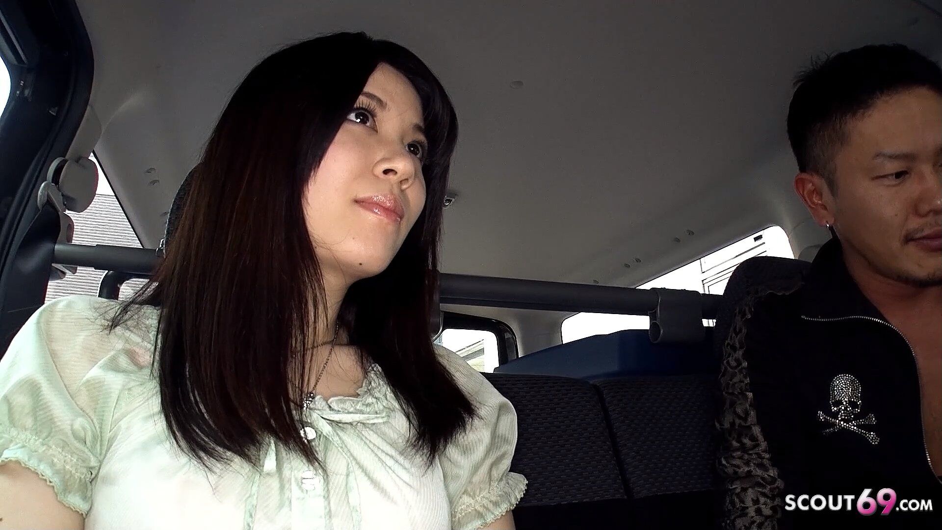 Schüchterne japanische Studentin lutscht Schwanz von fremden Typen im Auto Porno