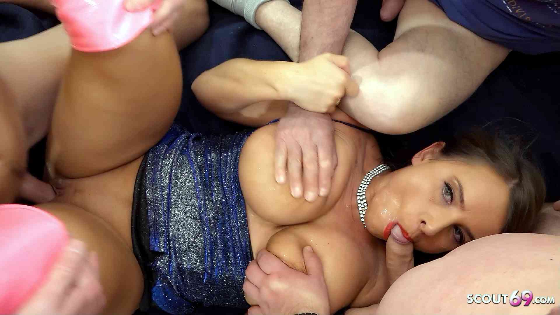AO Gangbang mit viel Sperma auf der Fotze für Sexy Susi