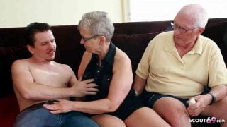 Alte Oma Ehefrau und Mann beim ersten Dreier Casting mit Jungspund Porno kostenlos