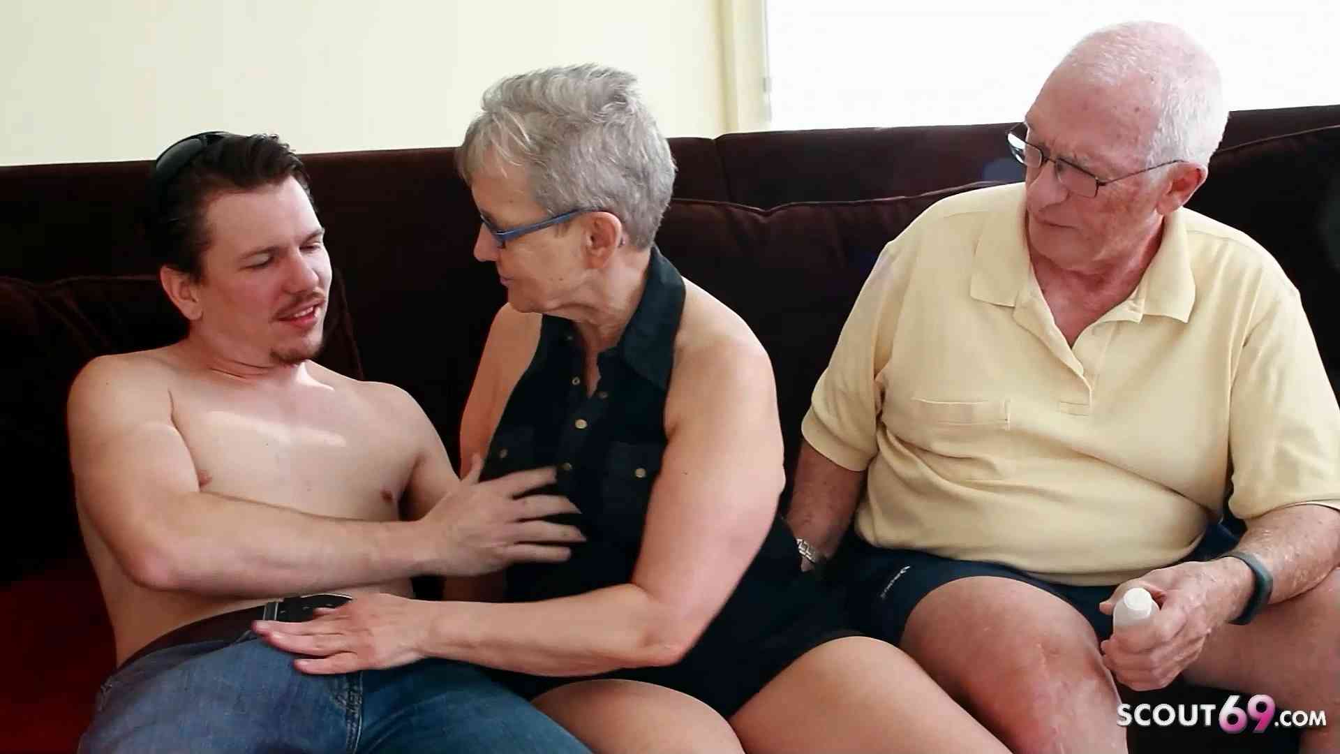 Alte Oma Ehefrau und Mann beim ersten Dreier Casting mit Jungspund