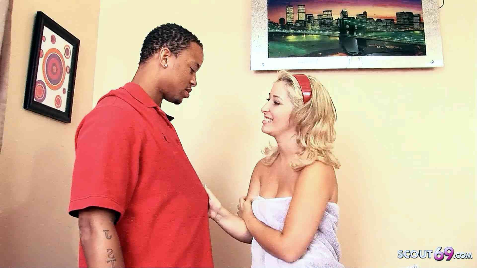 Blondine erwischt schwarzen Klassenkameraden und lässt sich ficken
