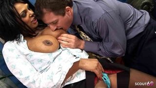 Chefin fickt ihren Mitarbeiter mit dem Prachtschwanz im Büro