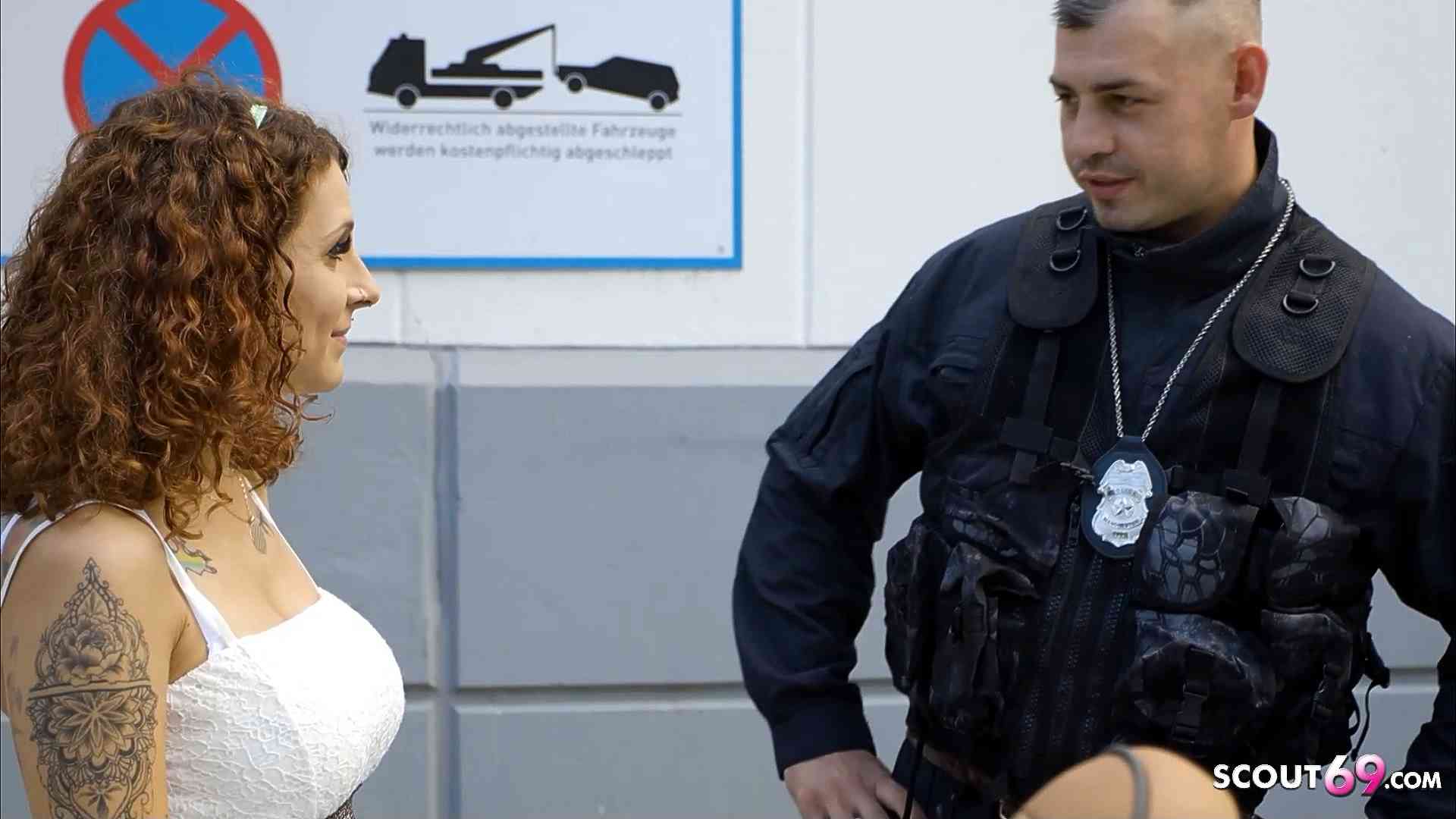Deutsche Mara Martinez laesst sich bei Polizeikontrolle ficken