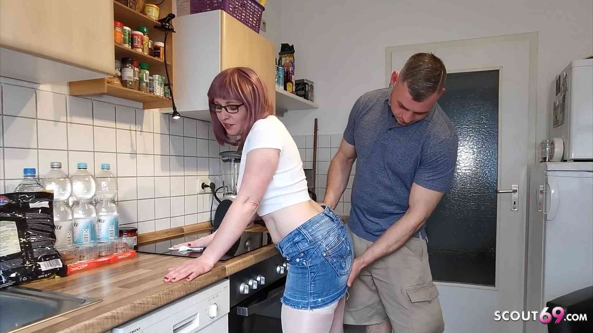 Deutsche Mutter von Jungspund in der Küche gefickt