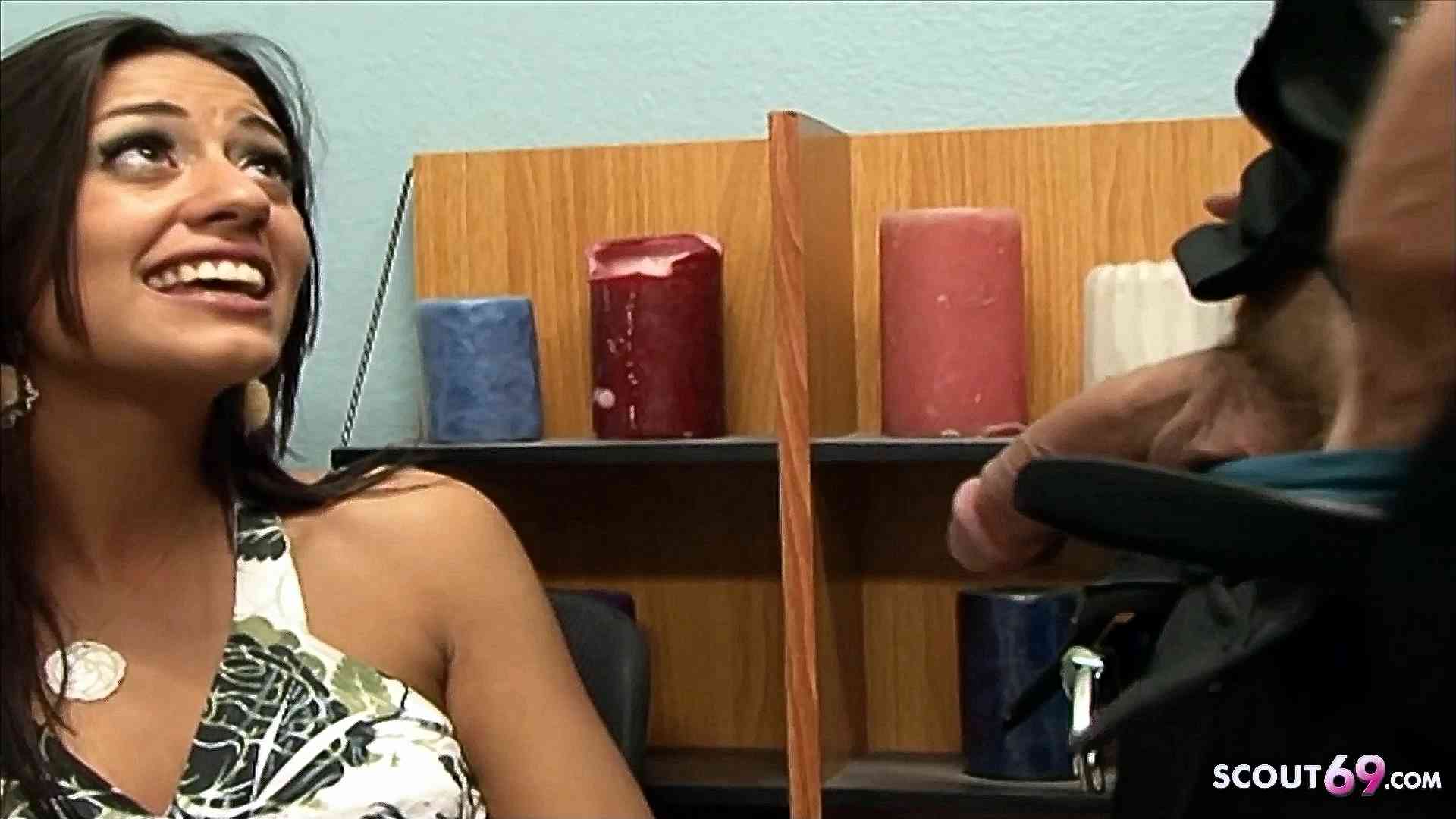 Indische Teen Sekretärin vom alten Chef erwischt und im Büro gefickt
