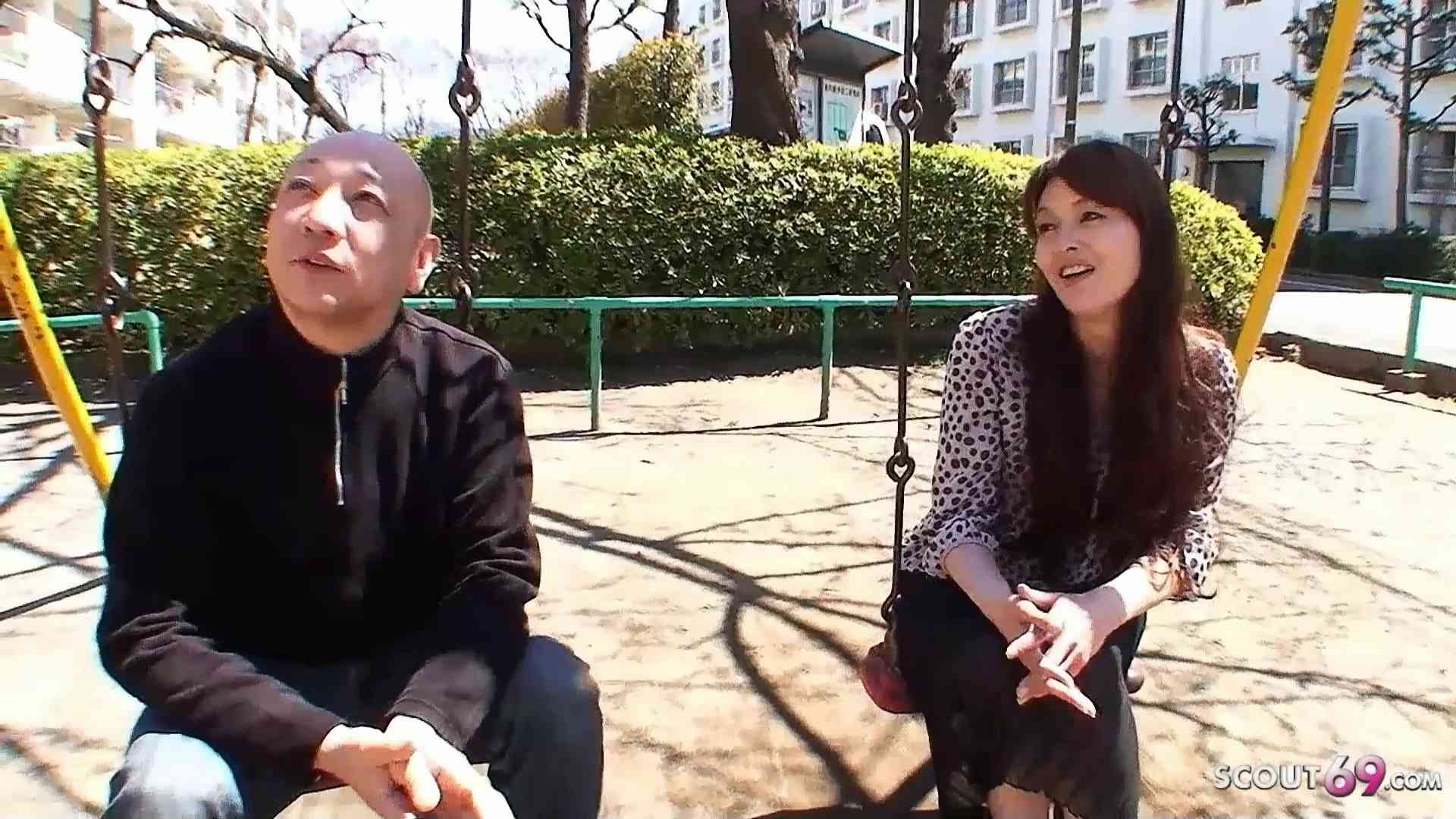 Japanische Ehefrau zum Sex mit fremden Typen mit Creampie überredet