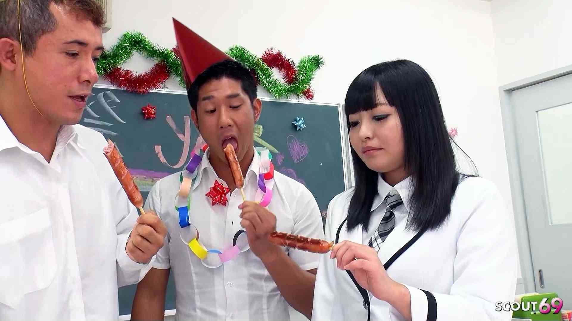 Japanische Jungfrau von zwei Klassenkameraden zum Dreier verführt