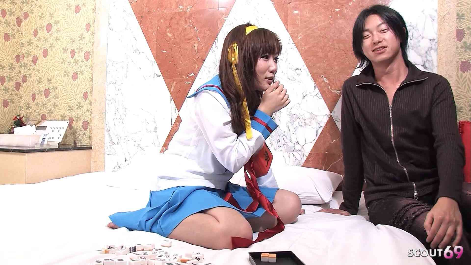 Japanische Jungfrau zum ersten Sex verführt