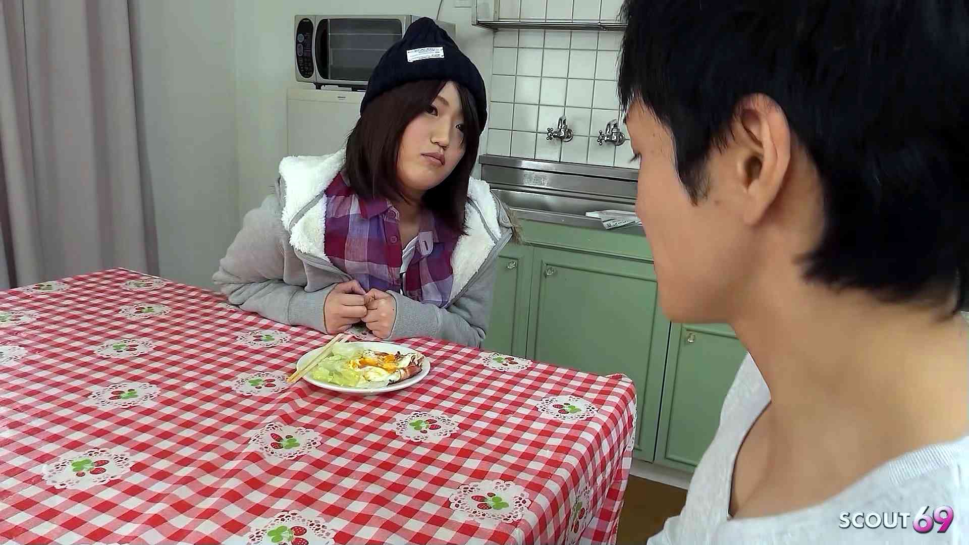 Japanische Schwester will wissen wie Sperma schmeckt und bläst ihm einen