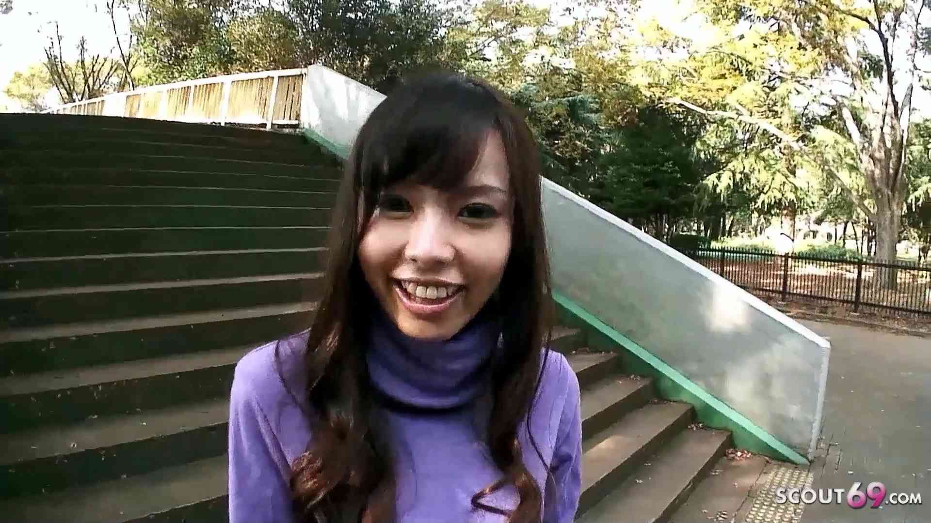 Japanisches Girl von Fremden zum Schwanz lutschen im Auto überredet