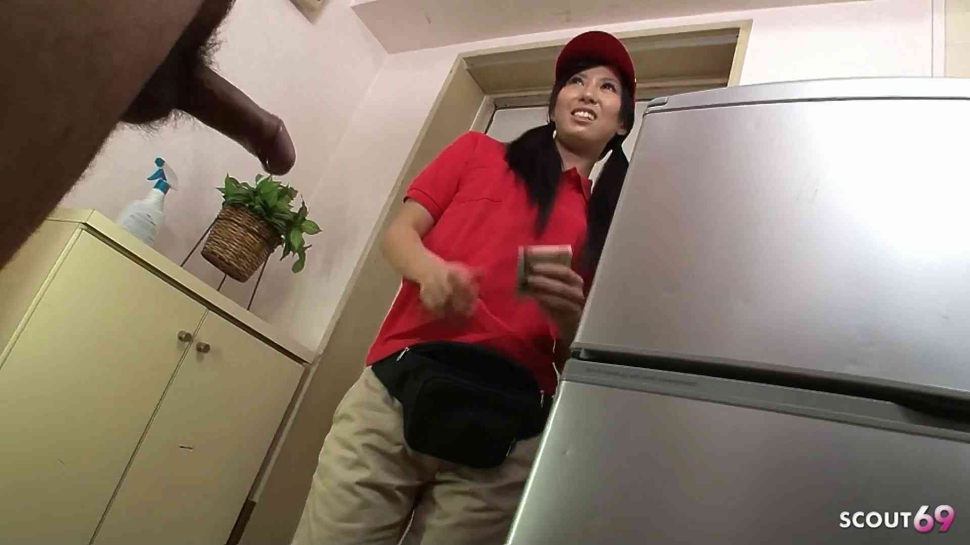 Junge japanische Pizza Lieferantin zum Ficken verführt