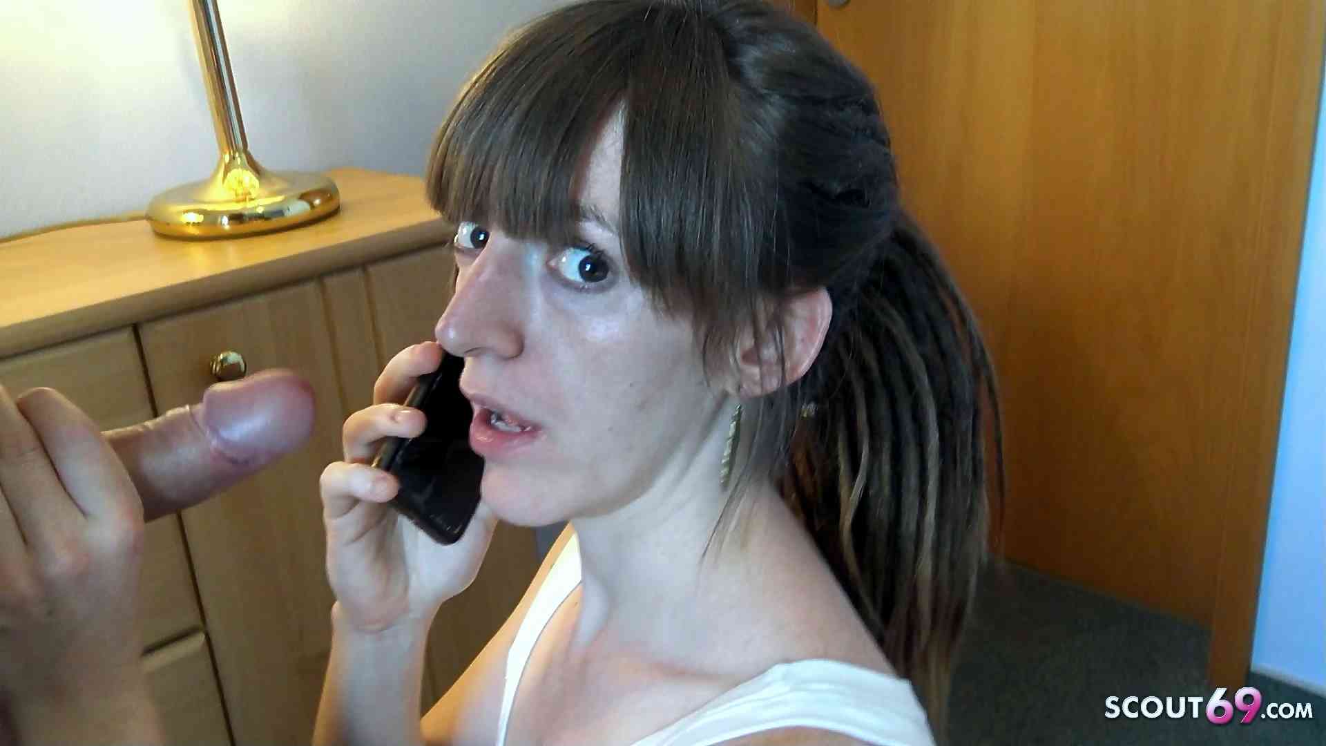 Nicky-Foxx telefoniert während des Fremdfick mit dem Freund