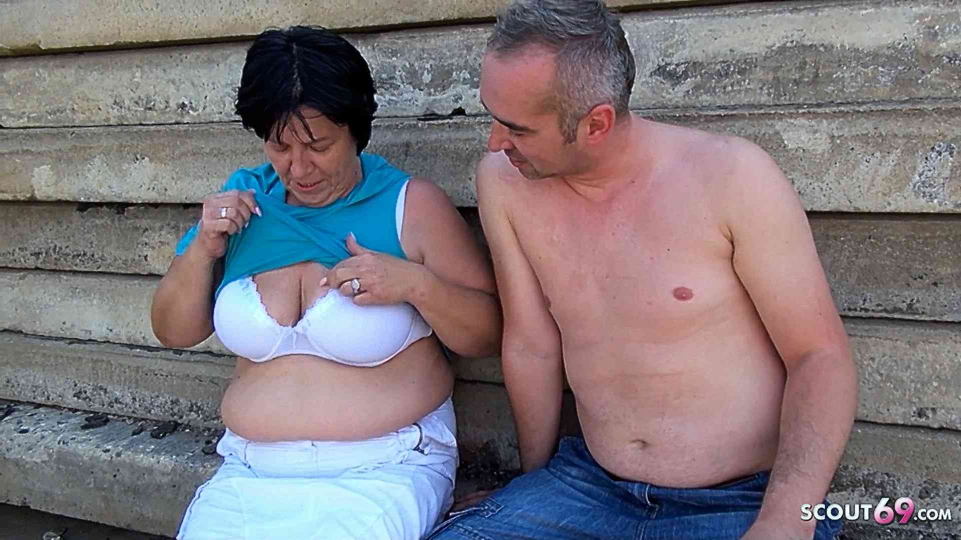 Oma lässt sich auf dem Heimweg von Fremden ficken
