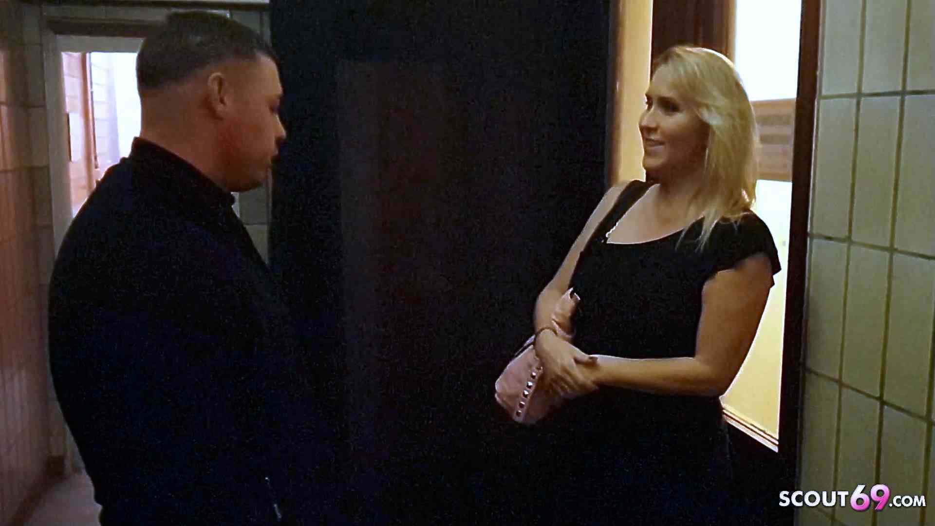 Reife Deutsche Julia Pink vom Türsteher auf dem Klo gefickt