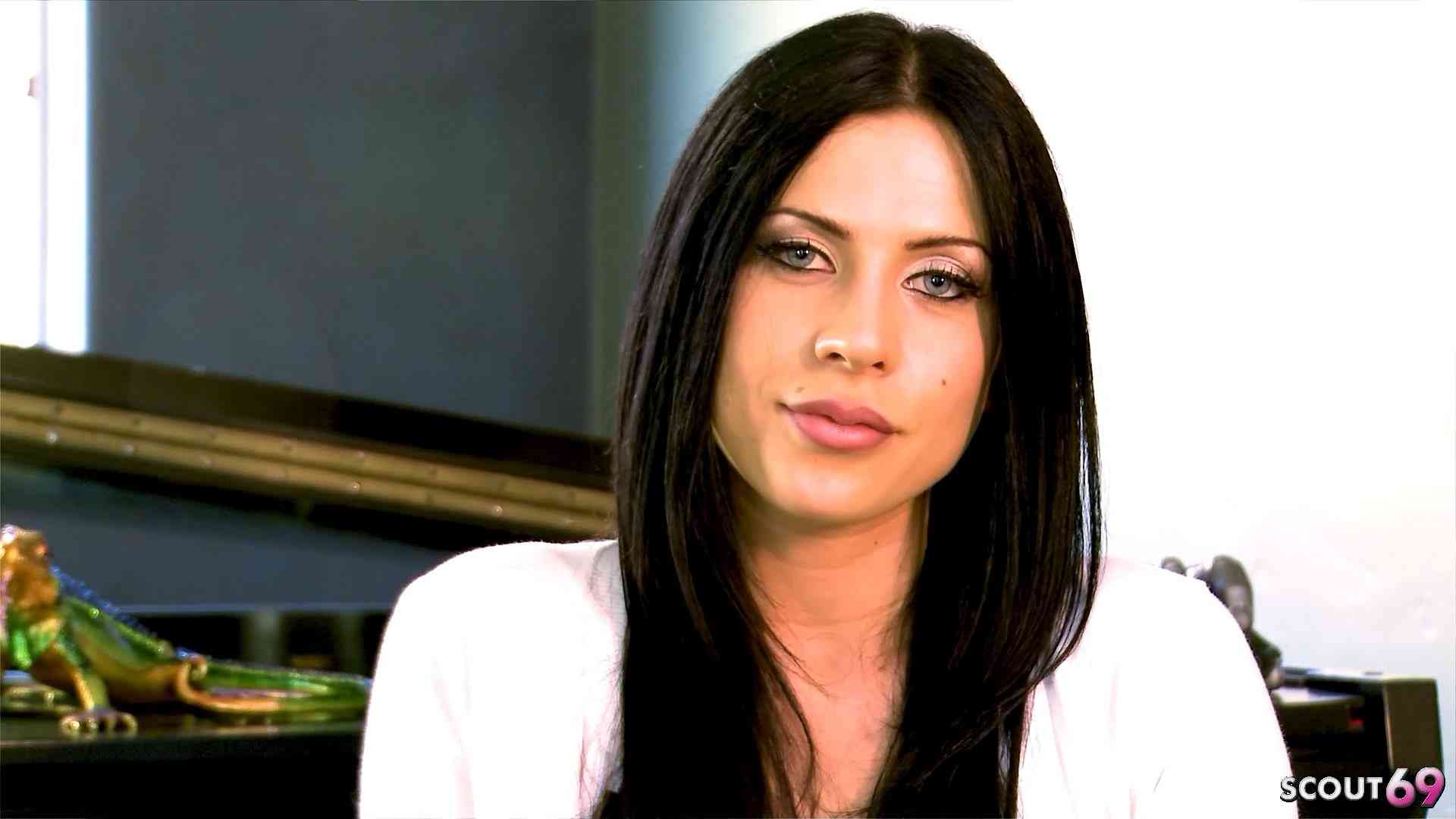 Sexbombe auf dem Heimweg abgeschleppt und beim Casting gefickt